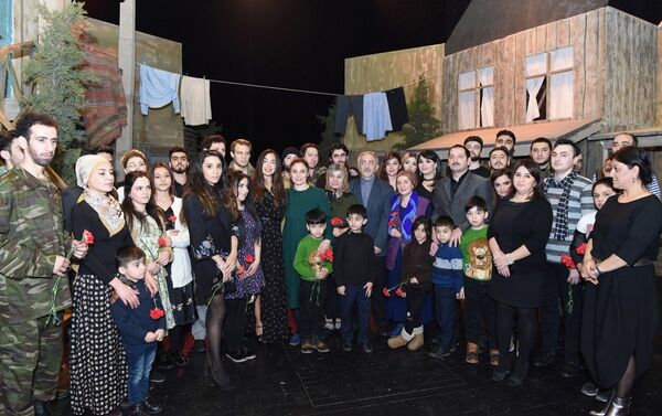 Премьера спектакля Когда цветет миндаль, посвященного 26-й годовщине Ходжалинской трагедии - Sputnik Азербайджан