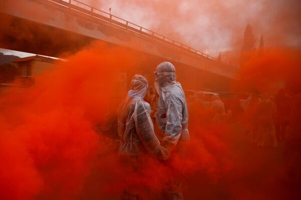 Участники карнавала принимают участие в цветных мучных войнах, отмечая Чистый понедельник в преддверии Великого поста, Галаксиди, Греция - Sputnik Азербайджан