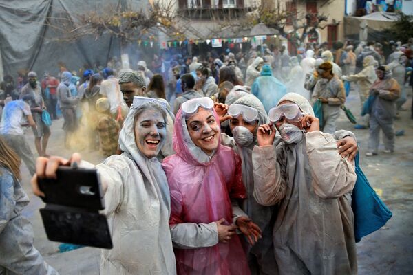 Девушки делают селфи во время мучных боев на карнавале в Греции - Sputnik Азербайджан
