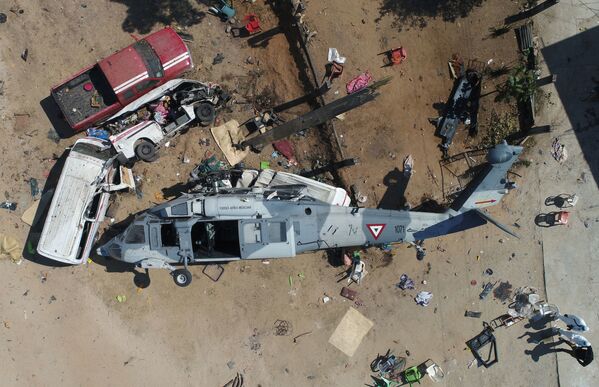 Военный вертолет, потерпевший крушение в Сантьяго-Хамильтепек, штат Оахака, Мексика - Sputnik Азербайджан