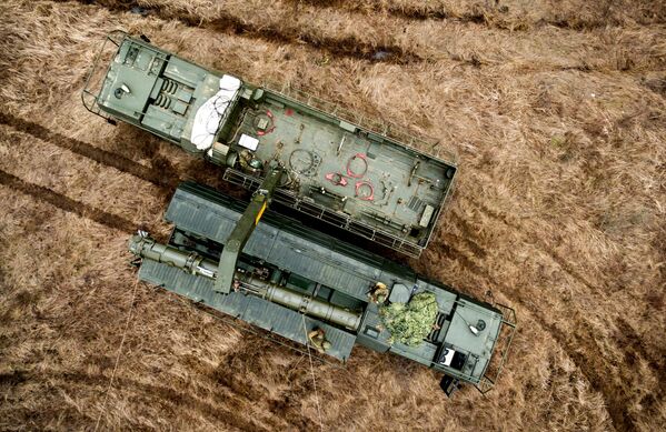 Транспортно-заряжающая машина комплекса Искандер-К с крылатыми ракетами Р-500 в Краснодарском крае - Sputnik Азербайджан