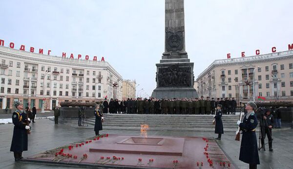 Руководители делегаций стран, принимающих участие в торжественной церемонии, посвященной 100-летию создания Вооруженных Сил Республики Беларусь, во время посещения площади Победы в Минске Руководители делегаций стран, принимающих участие в торжественной церемонии, посвященной 100-летию создания Вооруженных Сил Республики Беларусь, во время посещения площади Победы в Минске - Sputnik Азербайджан