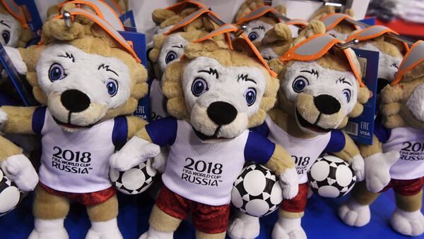 Мягкая игрушка официального талисмана чемпионата мира по футболу 2018 - Sputnik Азербайджан