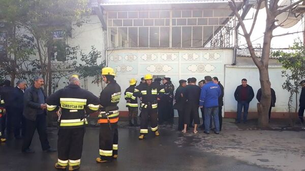 Сотрудники противопожарной охраны МЧС по Товузскому району на месте происшествия Сотрудники противопожарной охраны МЧС по Товузскому району на месте происшествия - Sputnik Азербайджан