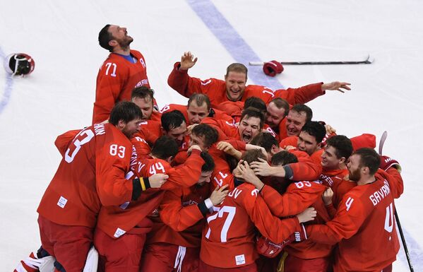 Российские хоккеисты радуются победе в финальном матче Россия - Германия по хоккею среди мужчин на XXIII зимних Олимпийских играх - Sputnik Азербайджан