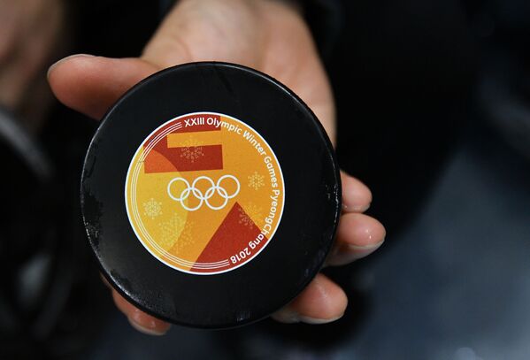 Шайба турнира по хоккею на XXIII зимних Олимпийских играх - Sputnik Азербайджан