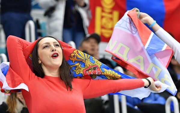 Российская болельщица радуется заброшенной шайбе в финальном матче Россия - Германия по хоккею среди мужчин на XXIII зимних Олимпийских играх - Sputnik Азербайджан