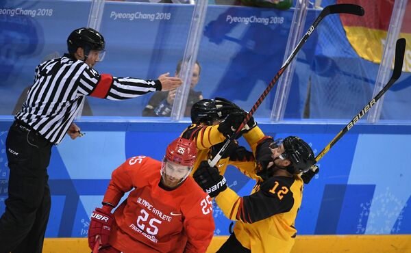 Патрик Хагер и Брукс Мацек радуются заброшенной шайбе в финальном матче Россия - Германия по хоккею среди мужчин на XXIII зимних Олимпийских играх - Sputnik Азербайджан