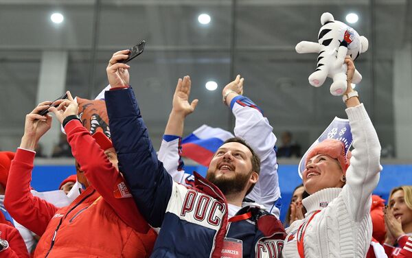 Российские болельщики радуются заброшенной шайбе в финальном матче Россия - Германия по хоккею среди мужчин на XXIII зимних Олимпийских играх - Sputnik Азербайджан