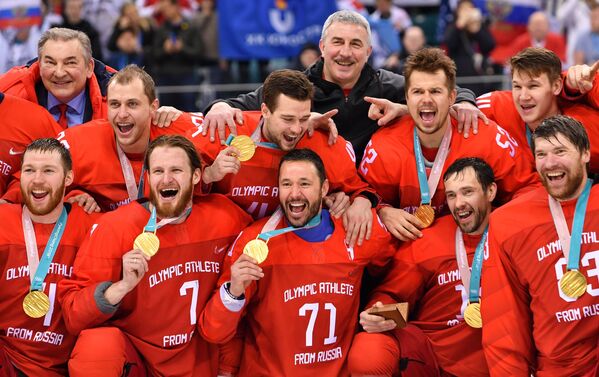 Церемония награждения золотыми медалями российских спортсменов - победителей хоккейного турнира среди мужчин на XXIII зимних Олимпийских играх - Sputnik Азербайджан