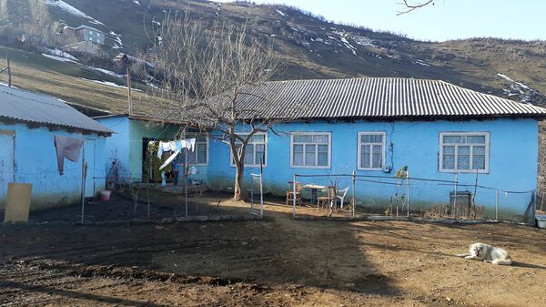 Yardımlı rayonunun Peştəsər kəndində şəhid kəşfiyyatçı Şahlar Nəzərovun ata evi Yardımlı rayonunun Peştəsər kəndində şəhid kəşfiyyatçı Şahlar Nəzərovun ata evi - Sputnik Azərbaycan