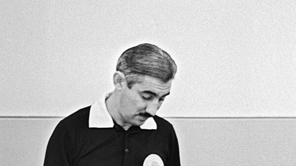 Советский арбитр Тофик Бахрамов, похоронивший надежды сборной Германии на победу в финале чемпионата мира 1966 года - Sputnik Азербайджан