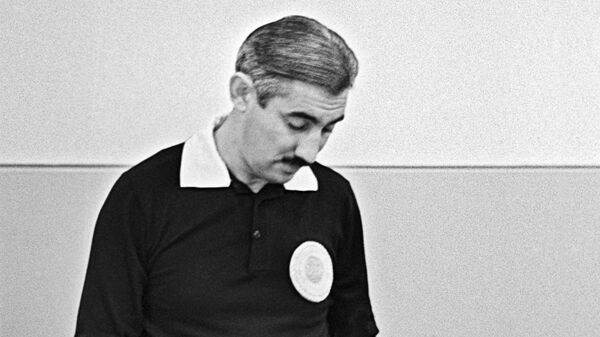 Советский арбитр Тофик Бахрамов, похоронивший надежды сборной Германии на победу в финале чемпионата мира 1966 года - Sputnik Azərbaycan