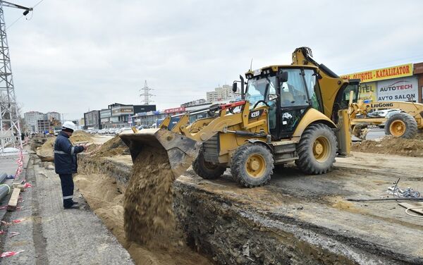 Обновление магистральных водопроводных линий на проспекте Бабека в Баку - Sputnik Азербайджан