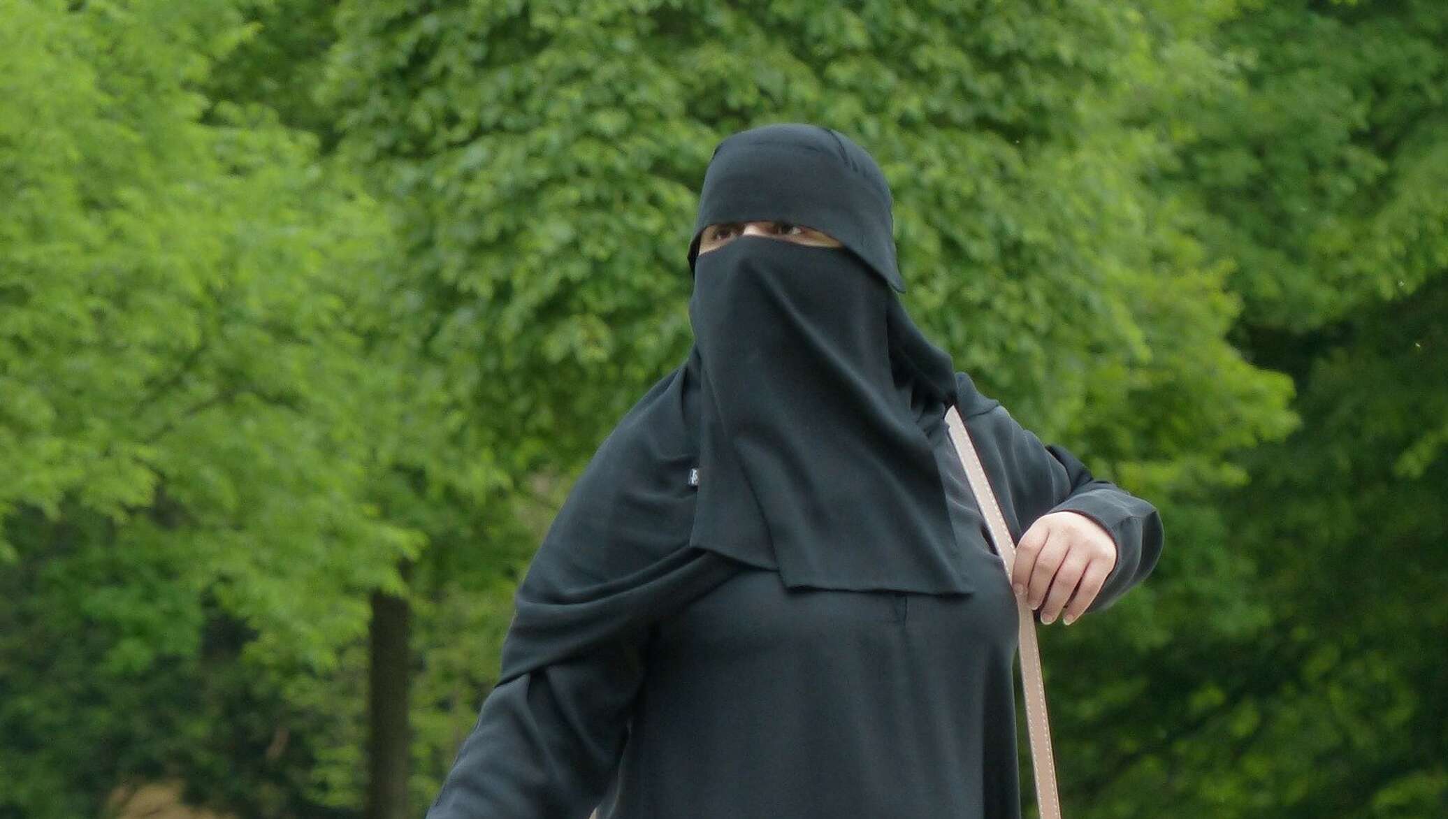 Мусульманский часть. Паранджа с сеткой на глазах. Паранджа черная фото. % Мусульман в Латвии. Турецкие женщины на улице.