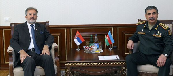 Министр обороны Азербайджана генерал-полковник Закир Гасанов и чрезвычайный и полномочный посол Республики Сербия в Азербайджане Небойша Родич в ходе встречи Министр обороны Азербайджана генерал-полковник Закир Гасанов и чрезвычайный и полномочный посол Республики Сербия в Азербайджане Небойша Родич в ходе встречи - Sputnik Азербайджан