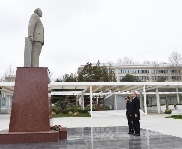 Президент Азербайджана Ильхам Алиев и первая леди Мехрибан Алиева у памятника Гейдара Алиева в Мингячевире Президент Азербайджана Ильхам Алиев и первая леди Мехрибан Алиева у памятника Гейдара Алиева в Мингячевире - Sputnik Азербайджан