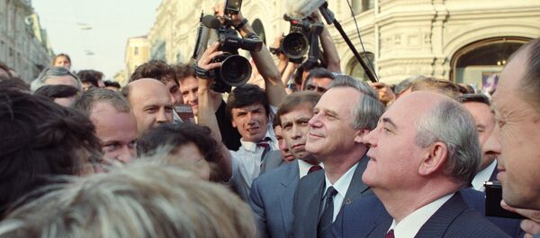 Президент СССР Михаил Горбачев в ходе XXVIII съезда КПСС, 10 июля 1990 года - Sputnik Азербайджан