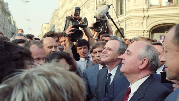 Президент СССР Михаил Горбачев в ходе XXVIII съезда КПСС, 10 июля 1990 года - Sputnik Азербайджан