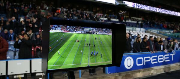 Система видеопомощи VAR в ходе футбольного матча - Sputnik Азербайджан