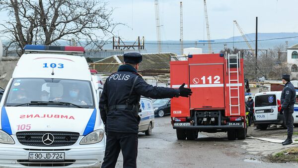 Пожарная машина МЧС и карета скорой помощи на месте пожара в Республиканском наркологическом диспансере в Баку  - Sputnik Азербайджан