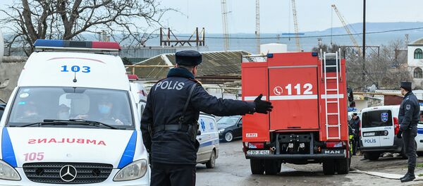 Пожарная машина МЧС и карета скорой помощи на месте пожара в Республиканском наркологическом диспансере в Баку Пожарная машина МЧС и карета скорой помощи на месте пожара в Республиканском наркологическом диспансере в Баку - Sputnik Азербайджан