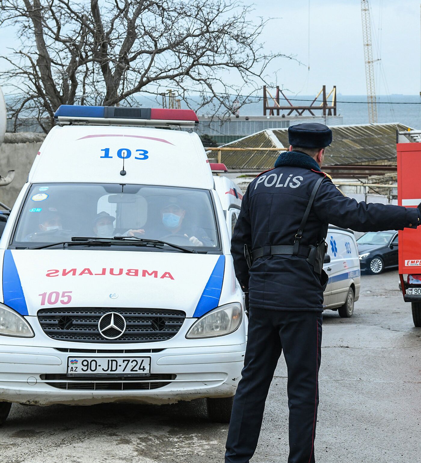 В центре Баку полностью сгорел автомобиль - видео, фото