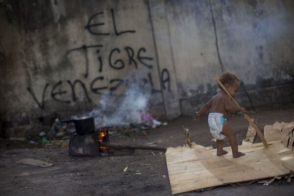 Венесуэльский ребенок-беженец играет в убежище в Боа-Виста, Рорайма, Бразилия - Sputnik Азербайджан