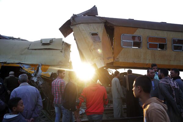Место столкновения пассажирского поезда с товарным в провинции Бухейра к северу от Каира - Sputnik Азербайджан