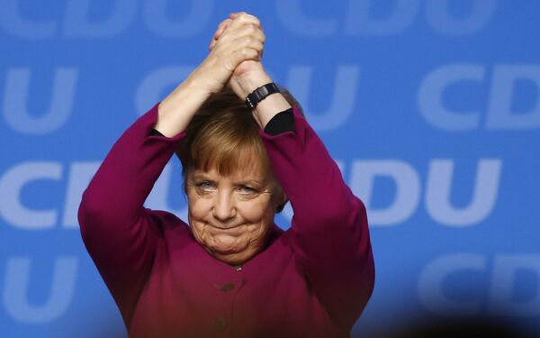 Almaniya kansleri Angela Merkel partiyasının iclasında çıxışdan sonra. - Sputnik Azərbaycan