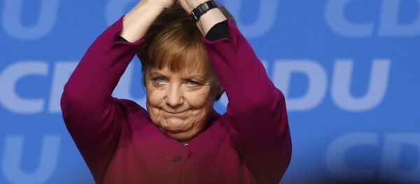 Канцлер Германии Ангела Меркель после выступления на партийном съезде Христианско-демократического союза в Германии в Берлине, Германия - Sputnik Азербайджан