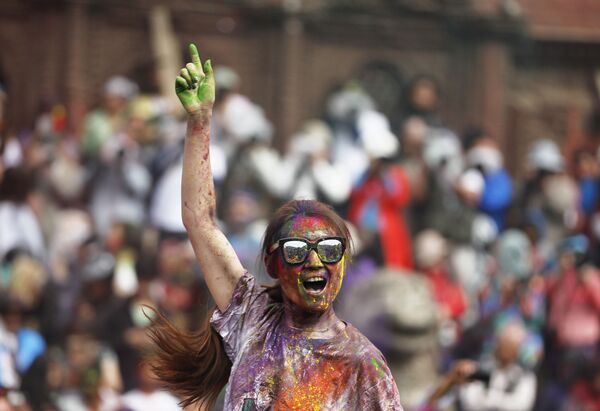 Туристка танцует во время празднования Холи в Катманду, Непал - Sputnik Азербайджан