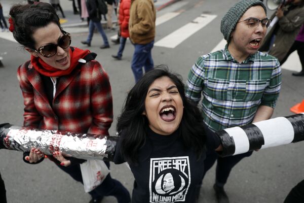 Демонстранты блокируют перекресток в Сан-Франциско - Sputnik Азербайджан