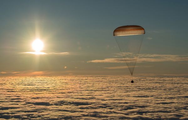 Спускаемая при помощи парашюта капсула космического корабля Союз МС-06 доставляет на Землю трех членов международного экипажа МКС - Sputnik Азербайджан