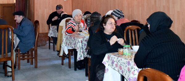 Благотворительная столовая для одиноких пожилых людей в Баку Благотворительная столовая для одиноких пожилых людей в Баку - Sputnik Азербайджан