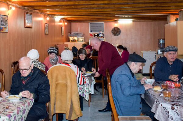 Благотворительная столовая для одиноких пожилых людей в Баку Благотворительная столовая для одиноких пожилых людей в Баку - Sputnik Азербайджан