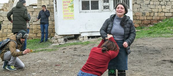 Родственники погибших в пожаре в Республиканском наркологическом диспансере в Баку - Sputnik Азербайджан
