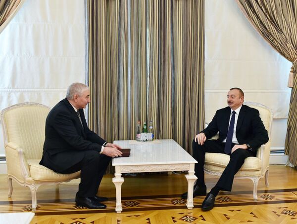 Глава ЦИК вручил Президенту Ильхаму Алиеву удостоверение кандидата в президенты Глава ЦИК вручил Президенту Ильхаму Алиеву удостоверение кандидата в президенты - Sputnik Азербайджан