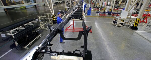 Рабочие на площадке производства коммерческих автомобилей, фото из архива Рабочие на площадке производства коммерческих автомобилей, фото из архива - Sputnik Азербайджан