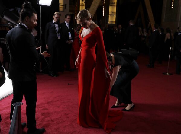 Актриса Эллисон Дженни на красной дорожке церемонии вручения Оскар-2018 в Калифорнии - Sputnik Азербайджан