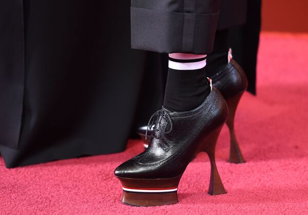 Обувь режиссера Ди Рис на красной дорожке церемонии вручения Оскар-2018 в Калифорнии - Sputnik Азербайджан