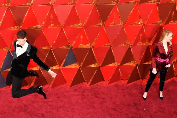Актер Энсел Эльгорт и актриса Эмма Стоун на красной дорожке церемонии вручения Оскар-2018 в Калифорнии - Sputnik Азербайджан