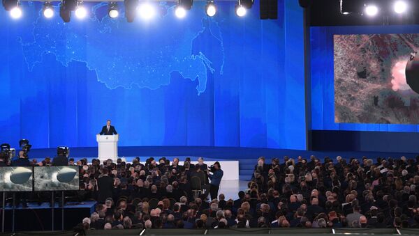 Президент РФ Владимир Путин выступает с ежегодным посланием Федеральному Собранию в ЦВЗ Манеж - Sputnik Азербайджан