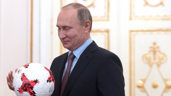 Президент РФ Владимир Путин во время встречи в Кремле с президентом ФИФА Джанни Инфантино, фото из архива - Sputnik Azərbaycan