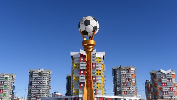 Стелла с мячом возле стадиона Мордовия Арена в Саранске - Sputnik Азербайджан