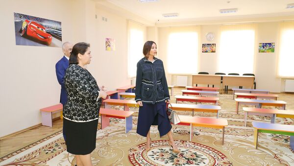 Первый вице-президент Мехрибан Алиева приняла участие в открытии здания яслей-детского сада номер 80 - Sputnik Азербайджан