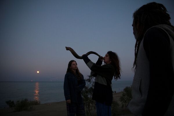Девушки трубят в шофар на берегу Мертвого моря, недалеко от Меццока Драго, Израиль - Sputnik Азербайджан