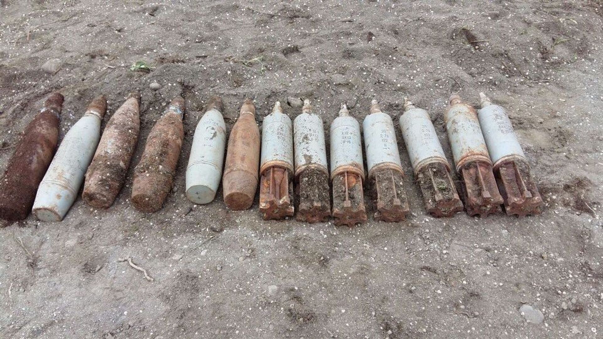 Снаряды, обнаруженные в городе Лиман Лянкяранского района  - Sputnik Азербайджан, 1920, 02.08.2023