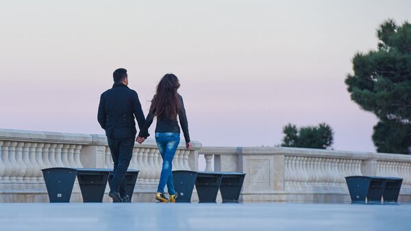 Молодая пара прогуливается по Бакинскому бульвару - Sputnik Азербайджан