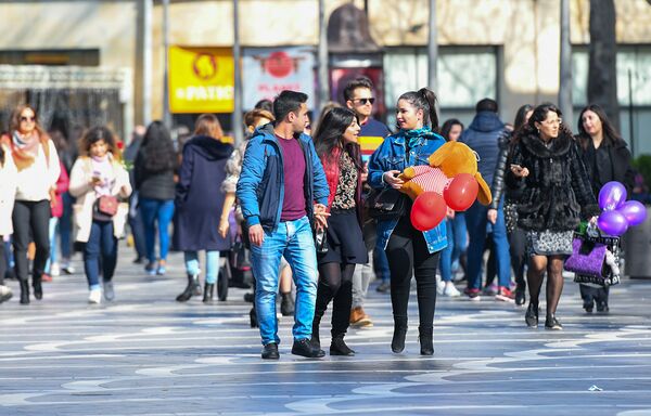 8 Марта на центральных улицах Баку - Sputnik Азербайджан